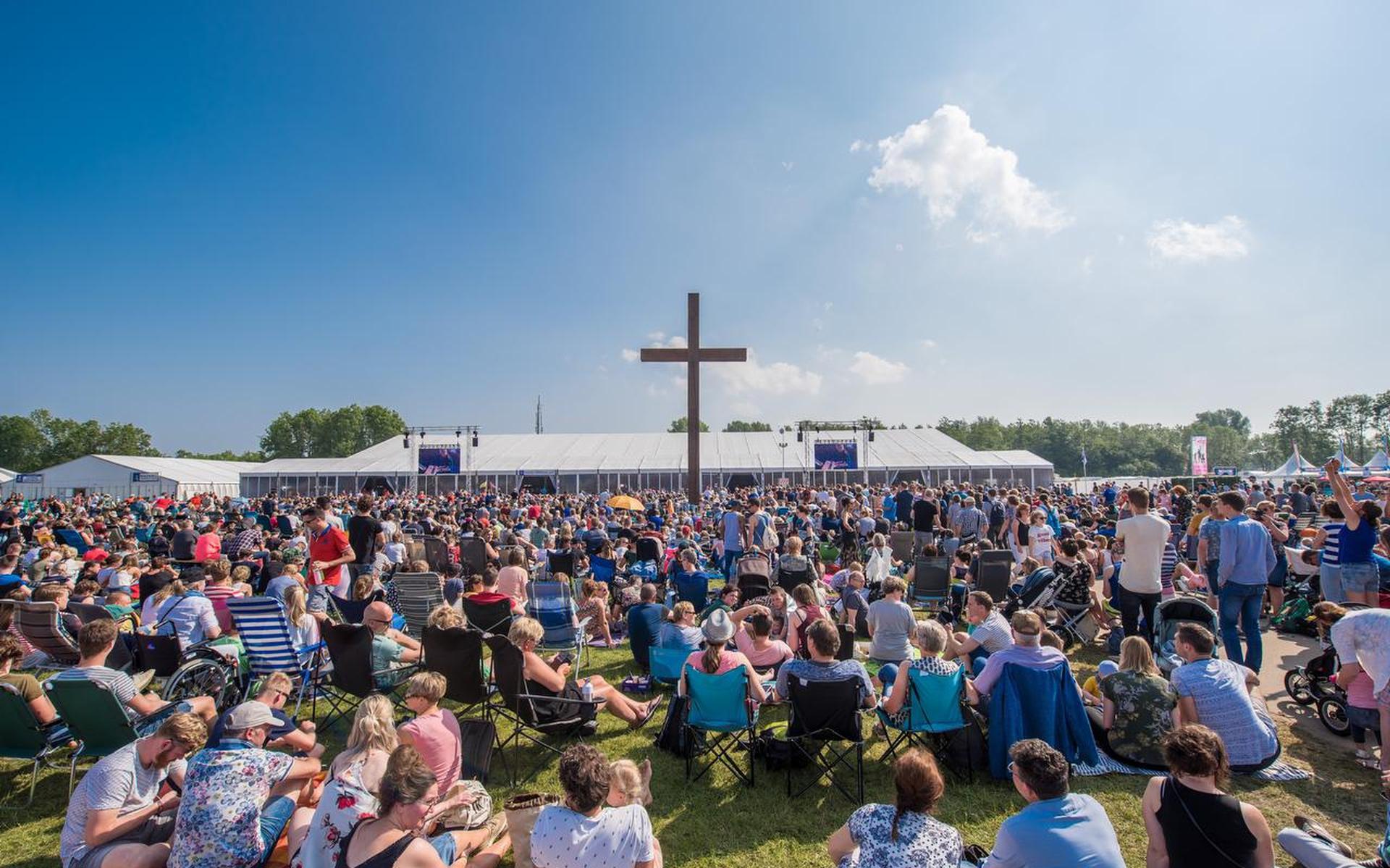 mensen bezoeken een christelijke bijeenkomst.