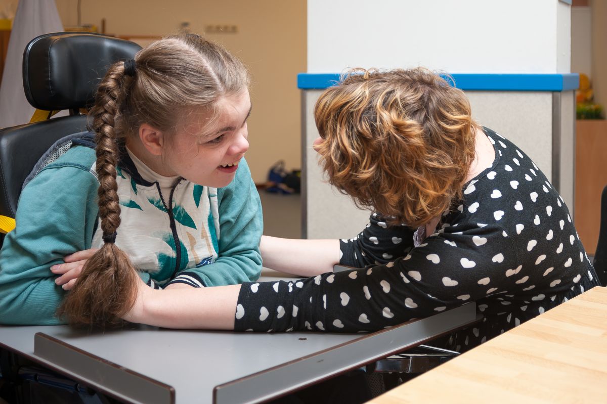 Een vrouw werkt in de gehandicapten zorg