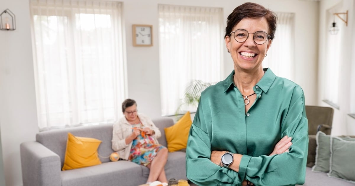 Een vrouw werkt in de ouderenzorg.
