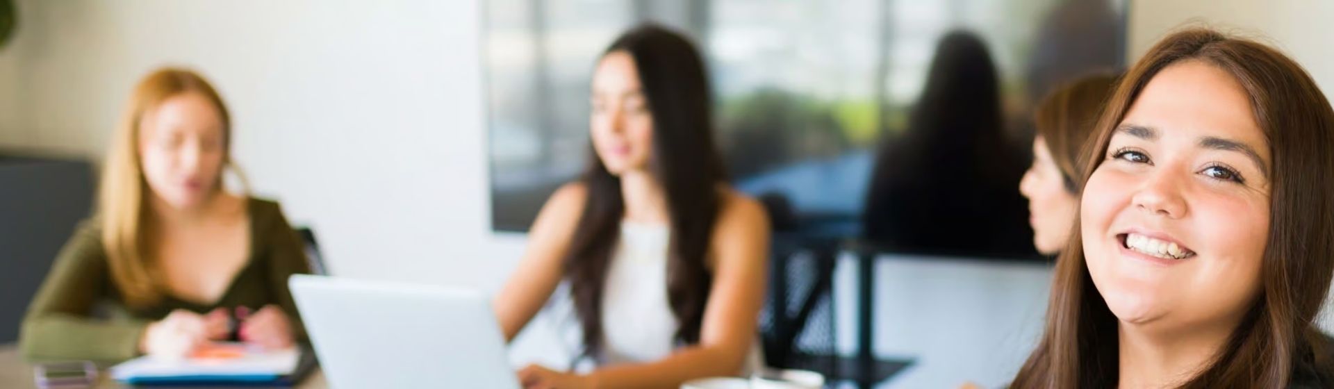 3 vrouwen die bezig zijn met het werken bij een christelijke organisatie.