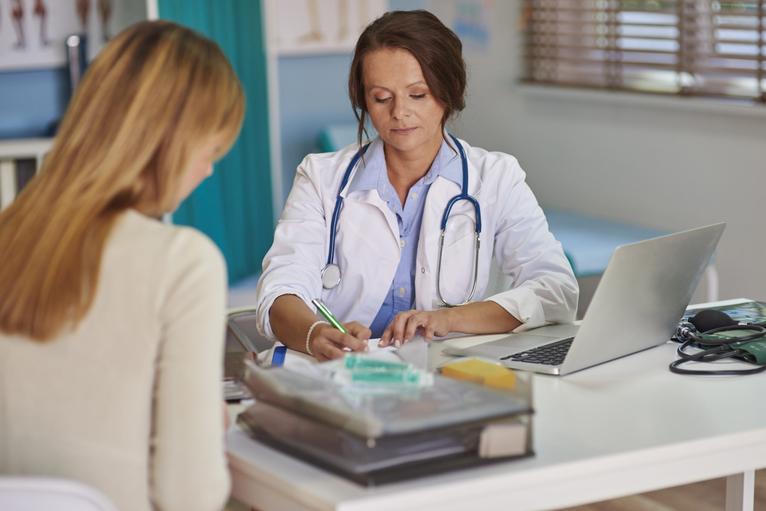 Huisarts die een klant helpt