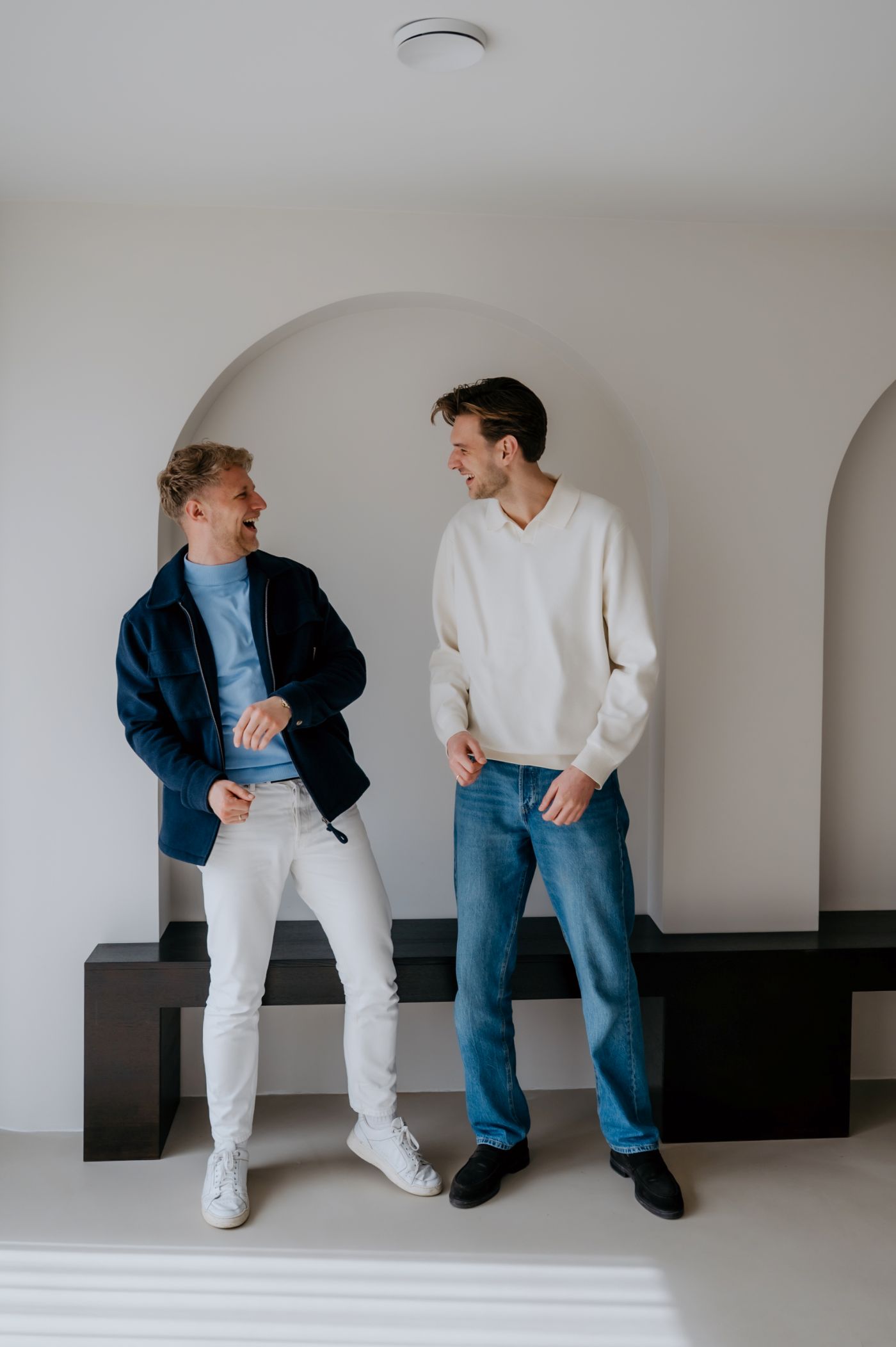 Aaron en Tom die contact maken met elkaar op een speelse manier. van Christelijke Vacature