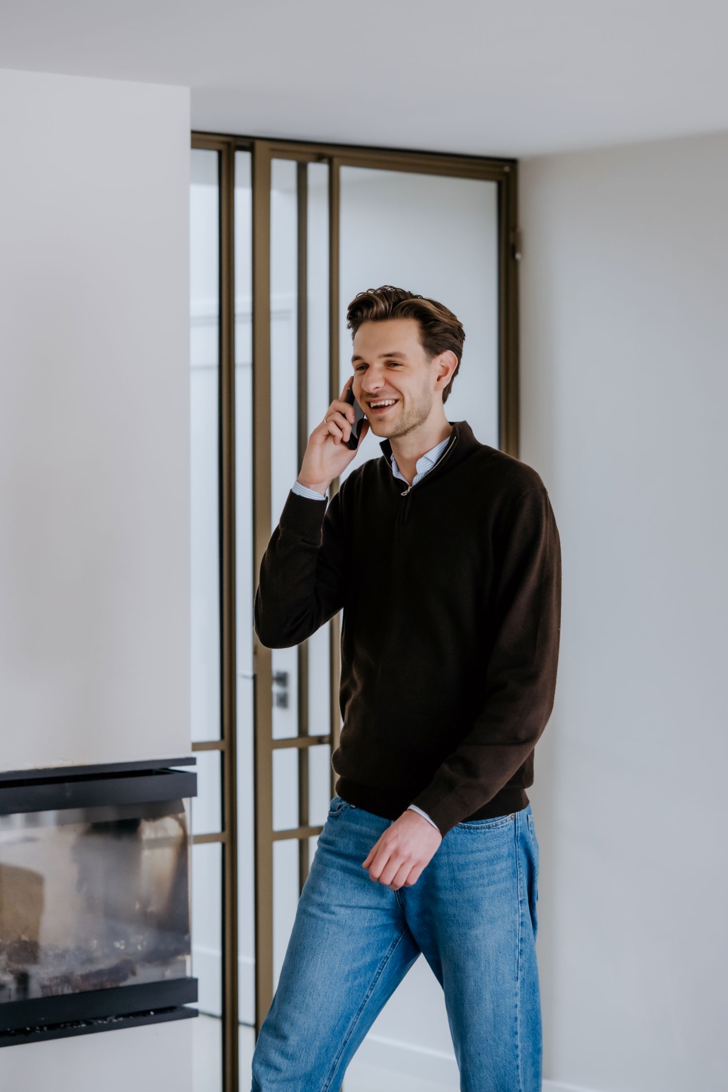 Aaron van Geffen van Christelijke Vacature die aan te telefoon is met een klant.