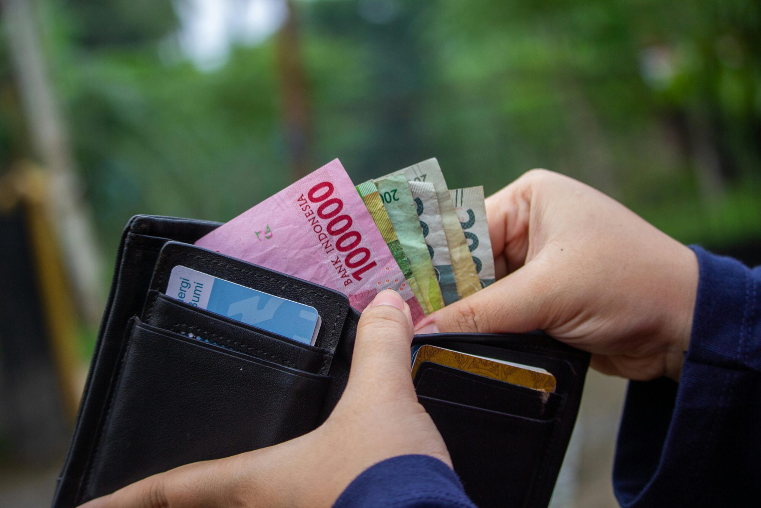 een portemonnee met veel geld