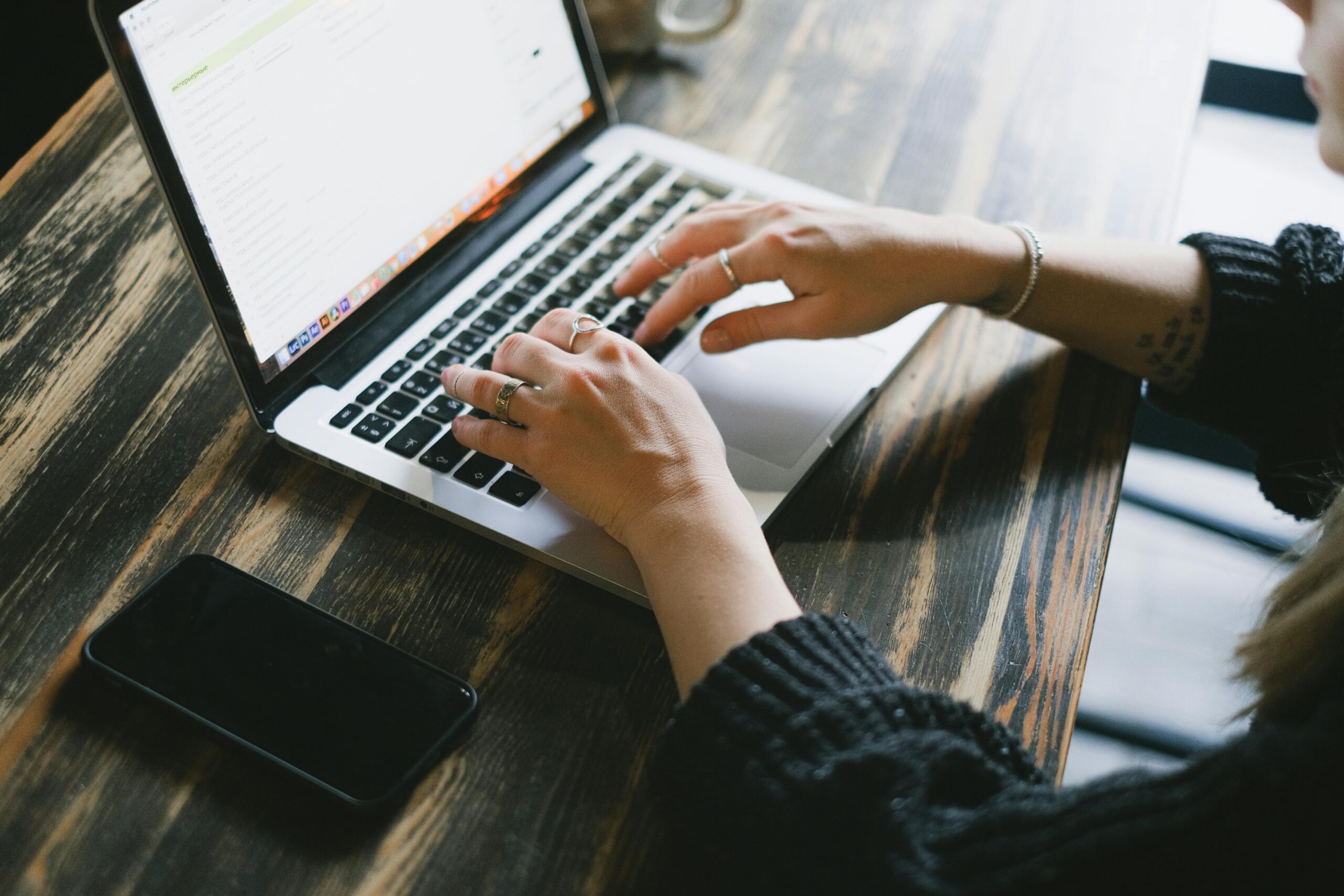 iemand aan het werk achter een laptop