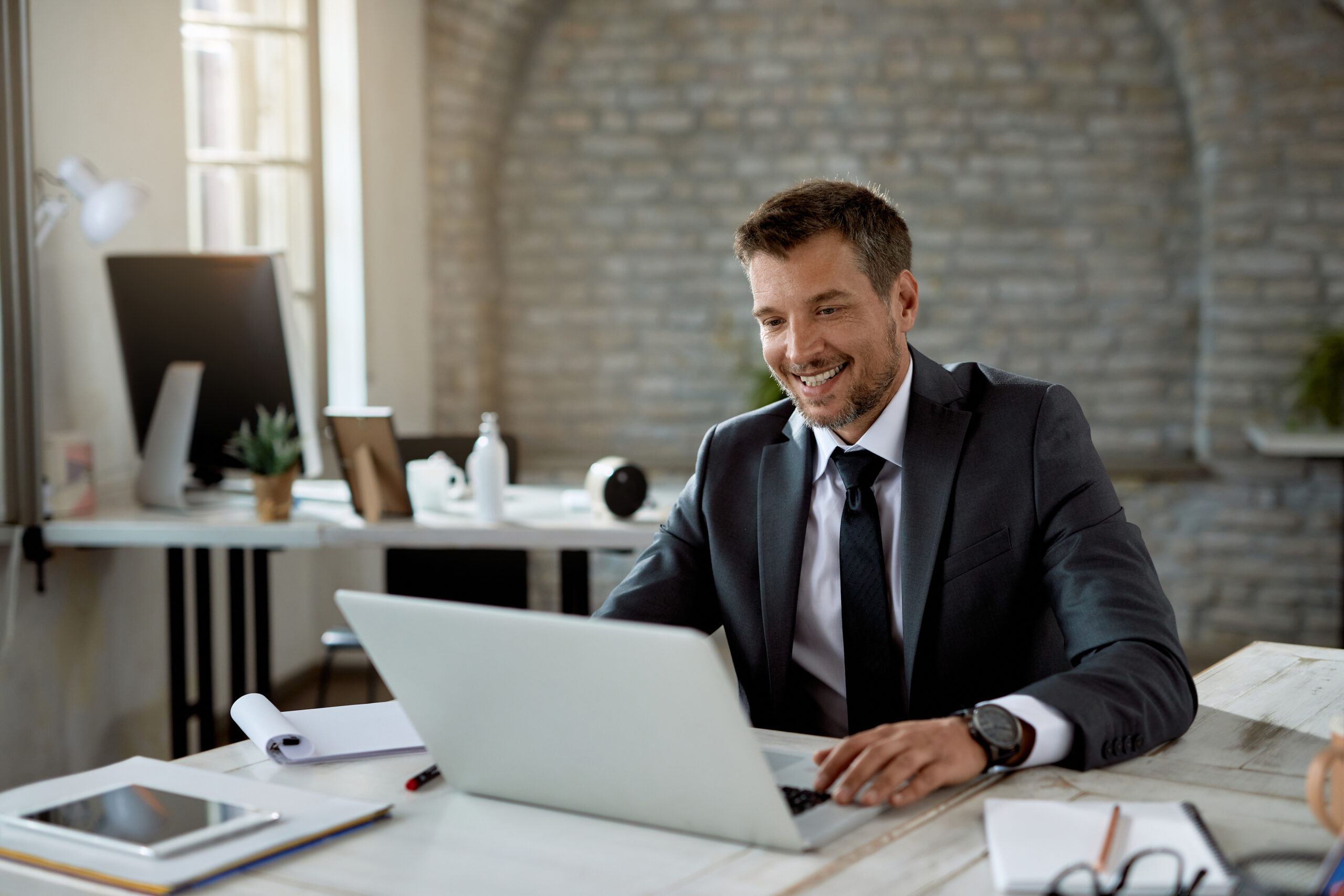 foto van een office manager aan het werk
