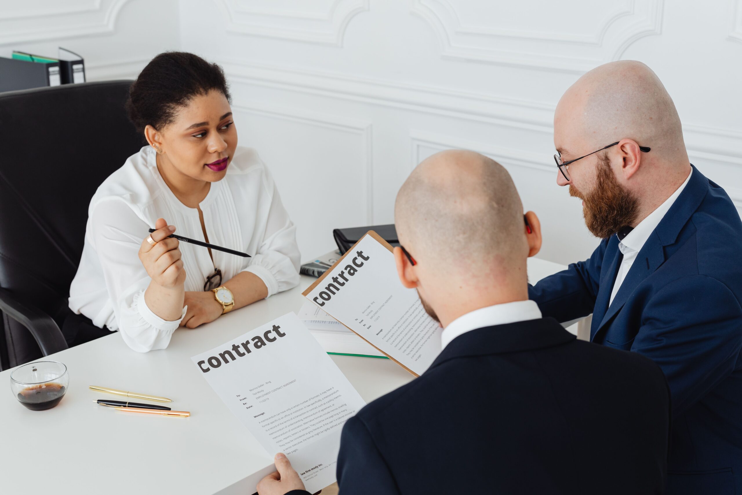 foto van mensen die contract tekenen