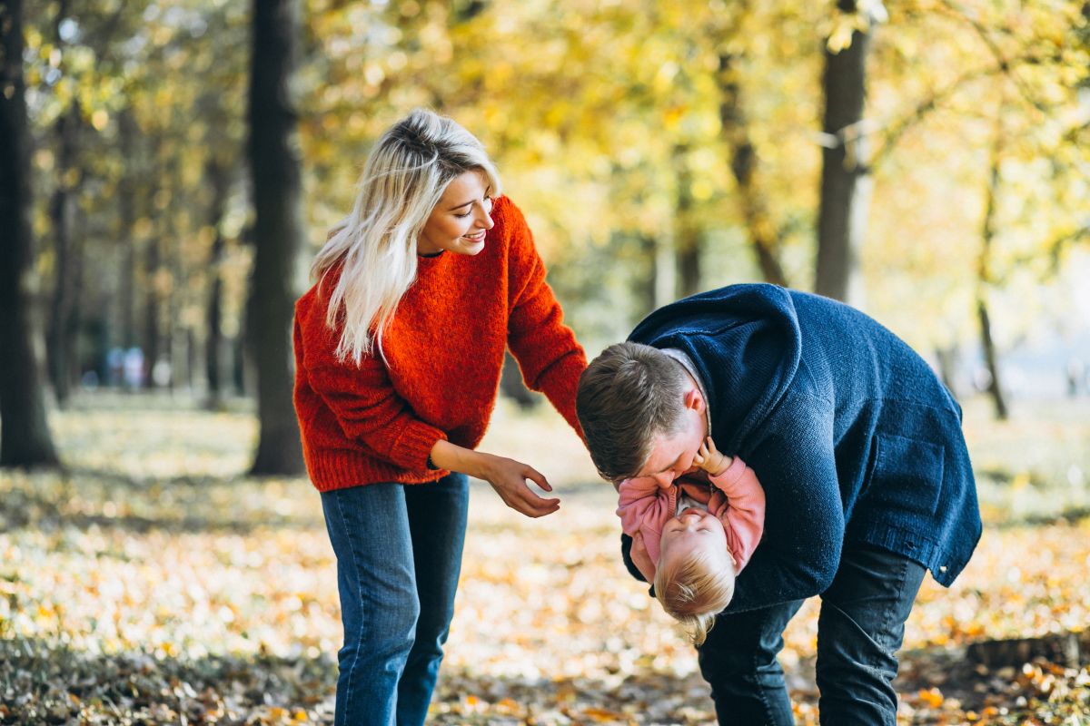 familie gelukkig met kind in bos