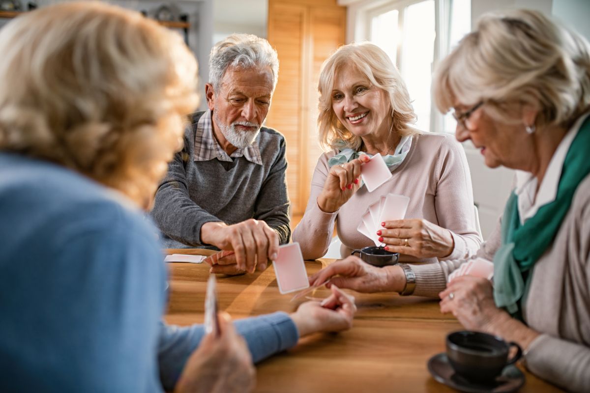foto van ouderen die kaarten spelen